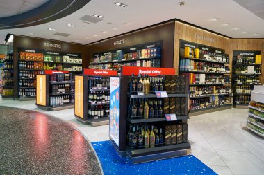 Milan Malpensa, İtalya - Kasım, 2017 yaklaşık: Milan-Malpensa Havaalanı'nda bir dükkan