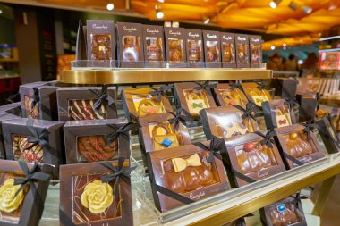 Milan, İtalya - Kasım, 2017 yaklaşık: mal Rinascente, Milan en üst kattaki ekranda çeşitli.