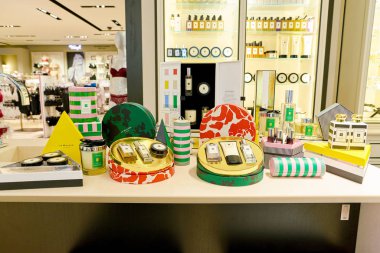 Rome, İtalya - Kasım, 2017 yaklaşık: Jo Malone parfüm şişe ekranda bir ikinci amiral gemisi mağaza, Rinascente Roma oturup.