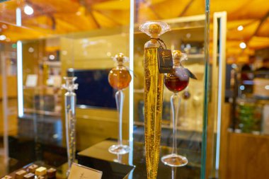 Milan, İtalya - Kasım, 2017 yaklaşık: mal Rinascente, Milan en üst kattaki ekranda çeşitli.