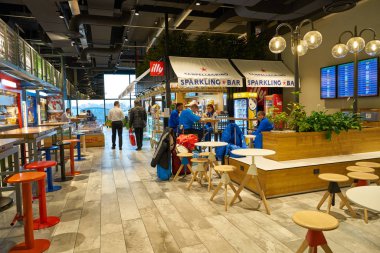 Milan Malpensa, İtalya - Kasım, 2017 yaklaşık: Milan-Malpensa Havalimanı'nda bir food court.