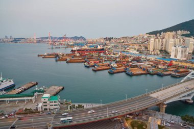 Busan, Güney Kore - Mayıs, 2017 yaklaşık: Busan Lotte Department Store üzerinden bir bakış. Eski Pusan bilinen Busan, Güney Kore'nin ikinci en çok kalabalık şehir Seul sonra olduğunu..