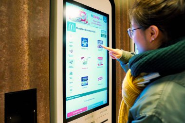 Milan, İtalya - Kasım, 2017 yaklaşık: bir Mcdonald's mağazasında müşteri sipariş ve kiosk sipariş kendi kendine ödeme.
