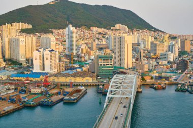 Busan, Güney Kore - Mayıs, 2017 yaklaşık: Busan Lotte Department Store üzerinden bir bakış. Eski Pusan bilinen Busan, Güney Kore'nin ikinci en çok kalabalık şehir Seul sonra olduğunu..