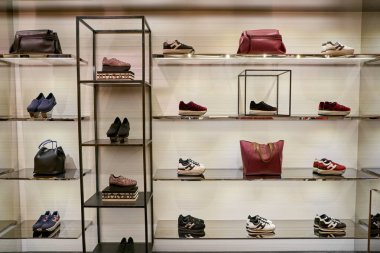 Roma, İtalya - Kasım, 2017 yaklaşık: Ekranda bir ikinci amiral gemisi mağaza Rinascente Roma, Hogan Ayakkabı.