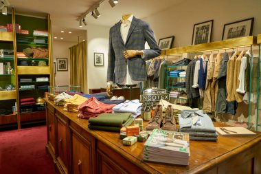 Rome, İtalya - Kasım, 2017 yaklaşık: ekranda bir ikinci amiral gemisi mağaza Rinascente Roma, giyim.