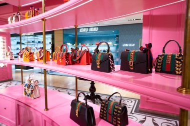 Roma, İtalya - Kasım, 2017 yaklaşık: Gucci çanta ekranda bir ikinci amiral gemisi mağaza, Rinascente Roma, oturmak.