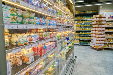 Roma, İtalya - Kasım 2017 yaklaşık: tezgahları gıda ürünleri ile dolu bir bakkal Roma'da görülür.