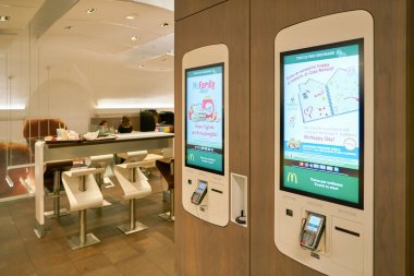 Rome, İtalya - Kasım, 2017 yaklaşık: öz Mcdonald's Restoran Roma kiosklar sipariş. 