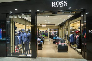 Milan Malpensa, İtalya - Kasım, 2017 yaklaşık: Patron deposunda Milan-Malpensa Airport, terminali 1