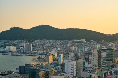 Busan, Güney Kore - Mayıs, 2017 yaklaşık: Busan Lotte Department Store üzerinden bir bakış. Eski Pusan bilinen Busan, Güney Kore'nin ikinci en çok kalabalık şehir Seul sonra olduğunu..