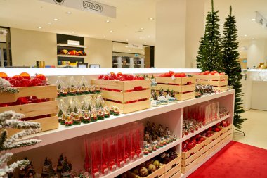 Rome, İtalya - Kasım, 2017 yaklaşık: Noel süslemeleri bir ikinci amiral gemisi mağaza Rinascente Roma ekranda.