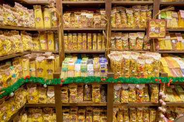 Roma, İtalya - Kasım 2017 yaklaşık: bir bakkal dükkanında Roma raflar.