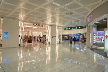 Milan Malpensa, İtalya - Kasım, 2017 yaklaşık: Milan-Malpensa Airport, terminali 1 Zara Dükkanı