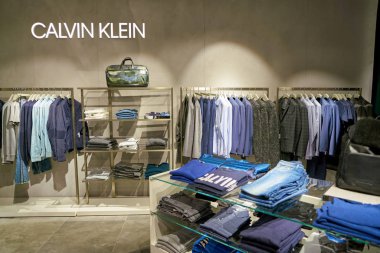 Rome, İtalya - Kasım, 2017 yaklaşık: Calvin Klein bir ikinci amiral gemisi mağaza Rinascente Roma ekranda giyim.