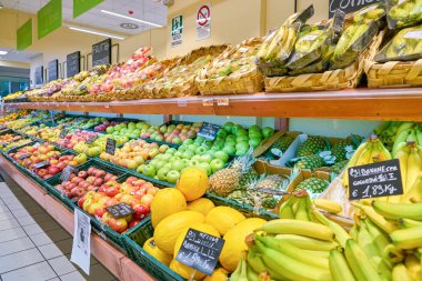 Rome, İtalya - Kasım 2017 yaklaşık: meyve Conad süpermarket Roma'da sergilenen.