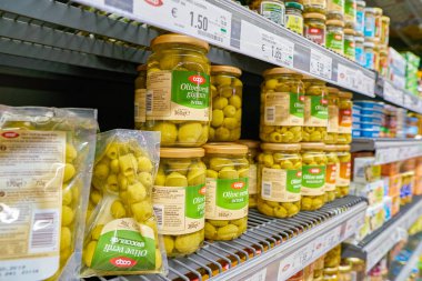 Roma, İtalya - Kasım 2017 yaklaşık: tezgahları gıda ürünleri ile dolu bir bakkal Roma'da görülür.