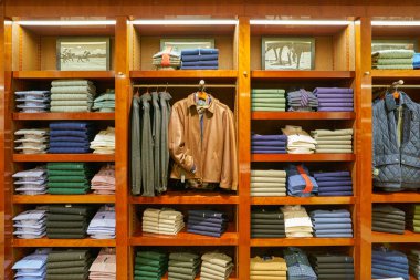 Milan, İtalya - Kasım, 2017 yaklaşık: çeşitli giysiler Rinascente ekranda. Rinascente yüksek kaliteli mağazaları oluşur.