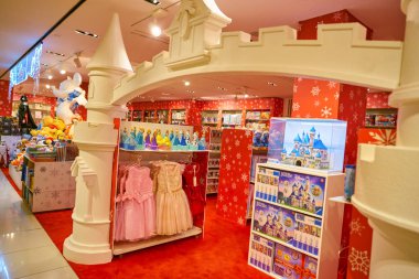 Milan, İtalya - Kasım, 2017 yaklaşık: oyuncaklar Rinascente alışveriş merkezi Milano ekranda.