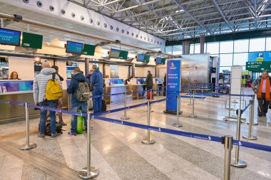 Milan Malpensa, İtalya - Kasım, 2017 yaklaşık: Singapur Havayolları iade alan, Milan-Malpensa airport, Terminal 1. 