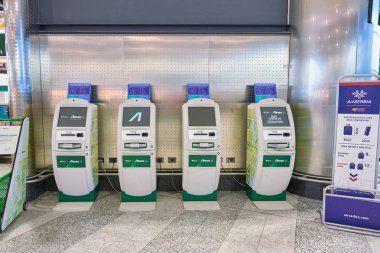 Milan Malpensa, İtalya - Kasım, 2017 yaklaşık: Alitalia self servis check-in kioskları Milan-Malpensa Havaalanı, Terminal 1. 
