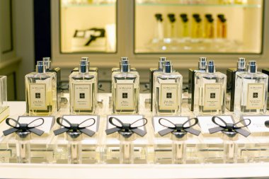 Rome, İtalya - Kasım, 2017 yaklaşık: Jo Malone parfüm şişe ekranda bir ikinci amiral gemisi mağaza, Rinascente Roma oturup.