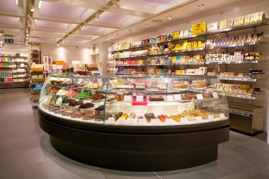 Rome, İtalya - Kasım, 2017 yaklaşık: bir ikinci amiral gemisi mağaza Rinascente Roma Merkezi'nde sergilenen ürünler çeşitli.