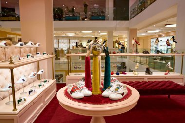 Rome, İtalya - Kasım, 2017 yaklaşık: Ekranda bir ikinci amiral gemisi mağaza Rinascente Roma, Gucci ayakkabı.