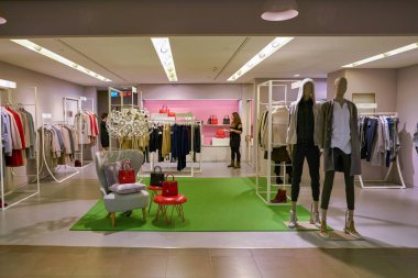 Milan, İtalya - Kasım, 2017 yaklaşık: çeşitli giysiler Rinascente ekranda. Rinascente yüksek kaliteli mağazaları oluşur.