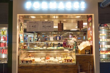 Milan Malpensa, İtalya - Kasım, 2017 yaklaşık: Milan-Malpensa Havalimanı'nda bir food court.