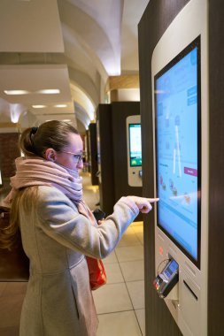 Rome, İtalya - Kasım, 2017 yaklaşık: kadın Roma'da Mcdonald's restoranda kendini sipariş kiosk kullanın. 