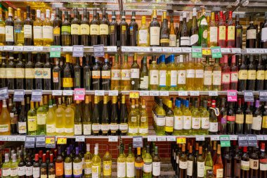 Roma, İtalya - Kasım 2017 yaklaşık: Carrefour Express içinde Roma'da mağaza. Sahibi ve Fransız perakendeci Carrefour tarafından işletilen Market Zinciri Carrefour Express olsun.