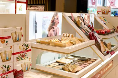 Rome, İtalya - Kasım, 2017 yaklaşık: Clarins güzellik ürünleri ekranda bir ikinci amiral gemisi mağaza, Rinascente Roma oturup. Clarins bir Fransız lüks cilt bakımı, kozmetik ve parfüm şirket olduğunu