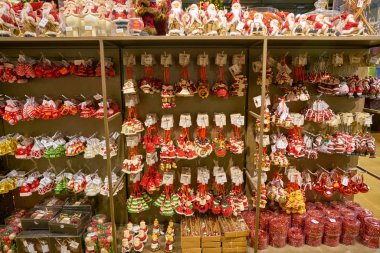 Milan, İtalya - Kasım, 2017 yaklaşık: Noel süsleri Rinascente alışveriş merkezi Milano ekranda. Rinascente yüksek kaliteli mağazaları oluşur.