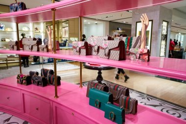 Roma, İtalya - Kasım, 2017 yaklaşık: Gucci çanta ekranda bir ikinci amiral gemisi mağaza, Rinascente Roma, oturmak.