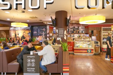 Saint Petersburg, Rusya Federasyonu - Ekim, 2017 yaklaşık: Coffeeshop firma salonu bir alışveriş merkezinde. Bir Avusturyalı ailesi kuruluş ve şirketlerin Scharf grubun parçası Coffeeshop şirketidir.
