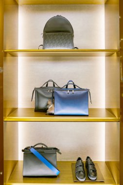 Milan, İtalya - Kasım, 2017 yaklaşık: Fendi Çanta Rinascente ekranda. Rinascente yüksek kaliteli mağazaları oluşur.