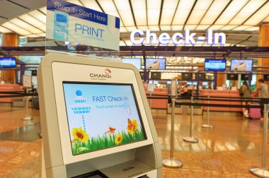 Singapur - 09 Kasım 2015: Singapur Changi Havalimanı'na iade kendini kiosk kadeh yakından.