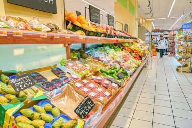 Rome, İtalya - Kasım 2017 yaklaşık: Roma Conad süpermarkette içinde.