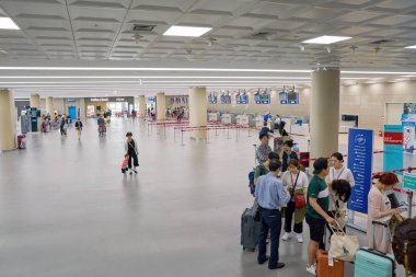 Busan, Güney Kore - Mayıs, 2017 yaklaşık: insanlara iade alan Gimhae Havalimanı, dış hatlar terminali.