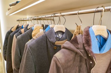 Milan, İtalya - Kasım, 2017 yaklaşık: çeşitli giysiler Rinascente ekranda. Rinascente yüksek kaliteli mağazaları oluşur.