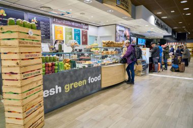 Milan Malpensa, İtalya - Kasım, 2017 yaklaşık: Milan-Malpensa Havalimanı'nda bir food court.