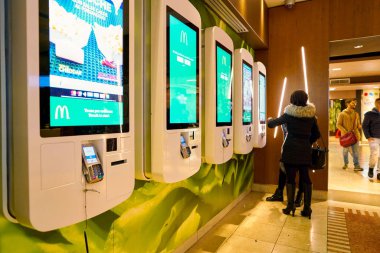 Milan, İtalya - Kasım, 2017 yaklaşık: bir Mcdonald's mağazasında müşteri sipariş ve kiosk sipariş kendi kendine ödeme.