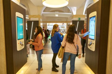 Rome, İtalya - Kasım, 2017 yaklaşık: müşteriler kendi kendine sipariş kiosklar Roma'da Mcdonald's restoranda kullanın. 