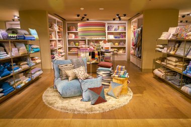 Milan, İtalya - Kasım, 2017 yaklaşık: mal Rinascente alışveriş merkezi Milano ekranda. Rinascente yüksek kaliteli mağazaları oluşur.