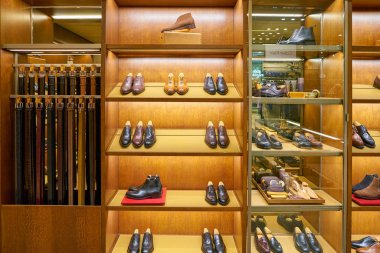 Milan, İtalya - Kasım, 2017 yaklaşık: ayakkabı Rinascente alışveriş merkezi Milano ekranda. Rinascente yüksek kaliteli mağazaları oluşur.