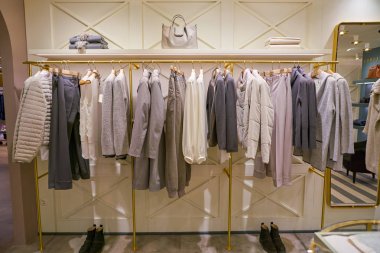 Milan, İtalya - Kasım, 2017 yaklaşık: çeşitli giysiler Rinascente ekranda. Rinascente yüksek kaliteli mağazaları oluşur.