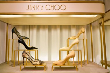 Rome, İtalya - Kasım, 2017 yaklaşık: Jimmy Choo ayakkabı bir ikinci amiral gemisi mağaza Rinascente Roma ekranda.