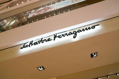 Rome, İtalya - Kasım, 2017 yaklaşık: Bir ikinci amiral gemisi mağaza, Rinascente Roma, Salvatore Ferragamo işareti.