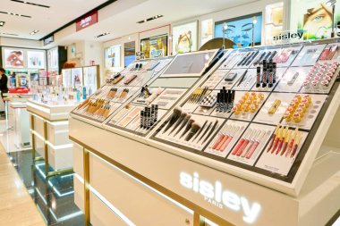 Roma, İtalya - Kasım, 2017 yaklaşık: Sisley kozmetik ekranda bir ikinci amiral gemisi mağaza, Rinascente Roma, oturmak.